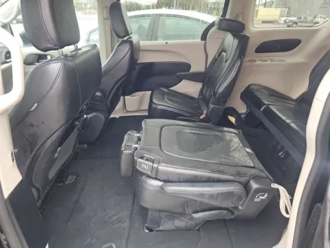 More photos of 2023 Chrysler Pacifica Touring L at Clement Supercenter, MO