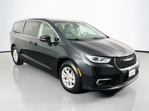 More photos of 2023 Chrysler Pacifica Touring L at Clement Supercenter, MO