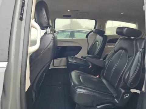 More photos of 2023 Chrysler Pacifica Touring L at Clement Supercenter, MO