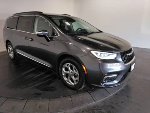 More photos of 2023 Chrysler Pacifica Limited at Clement Supercenter, MO