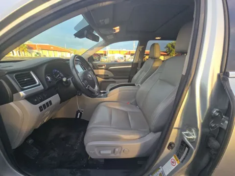 Another view of 2017 Toyota Highlander SE for sale in St. Charles, MO at Clement Supercenter