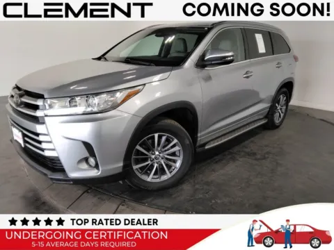 Silver 2017 Toyota Highlander SE for sale in St. Charles, MO