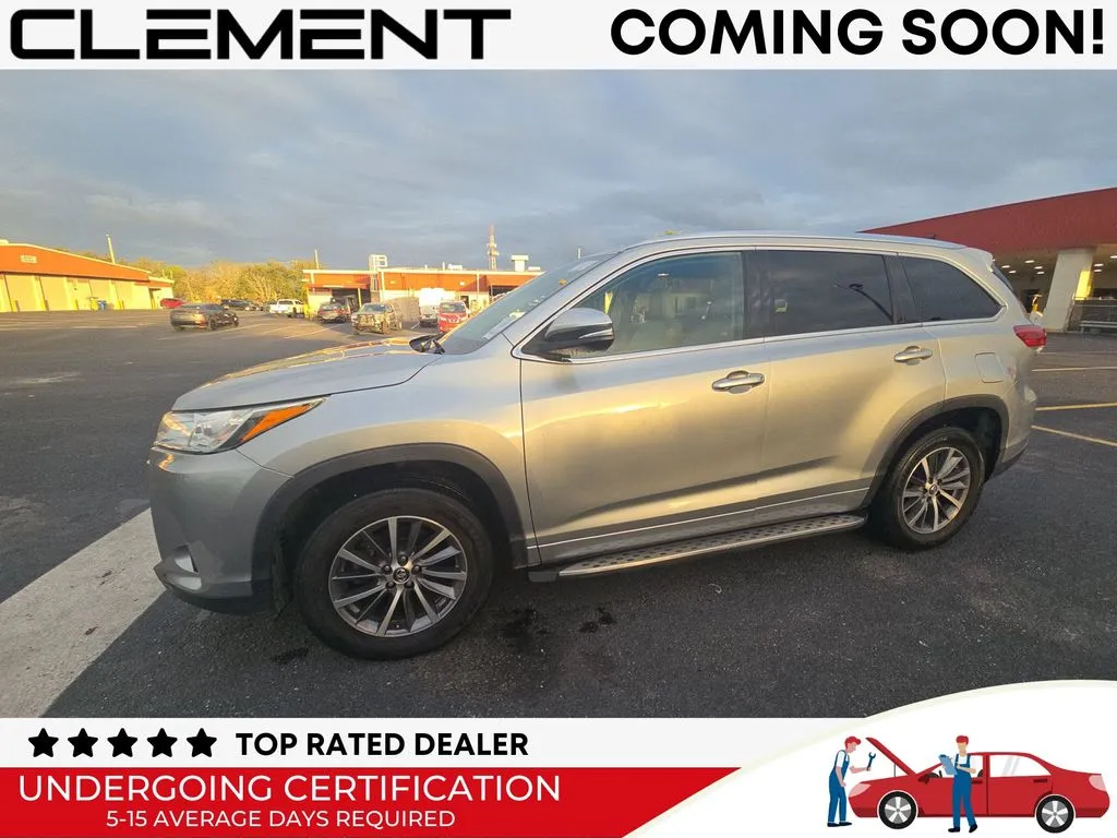 Silver 2017 Toyota Highlander SE for sale in St. Charles, MO