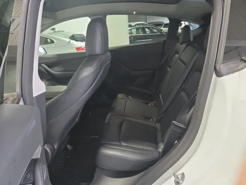 More photos of 2022 Tesla Model Y Long Range at Clement Supercenter, MO