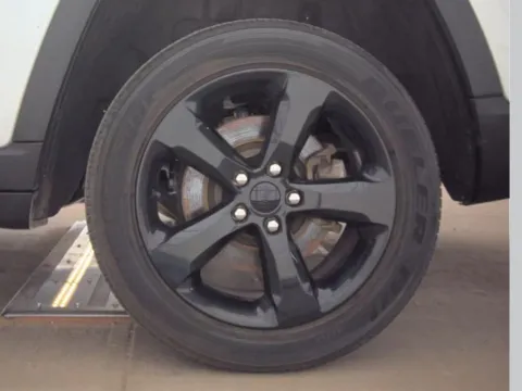 More photos of 2023 Jeep Grand Cherokee L Altitude at Clement Supercenter, MO