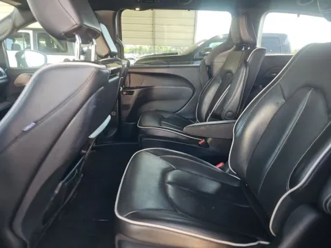 More photos of 2022 Chrysler Pacifica Hybrid Limited at Clement Supercenter, MO