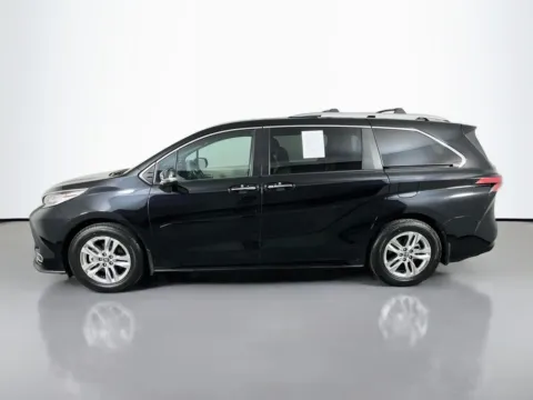 More photos of 2022 Toyota Sienna Limited at Clement Supercenter, MO