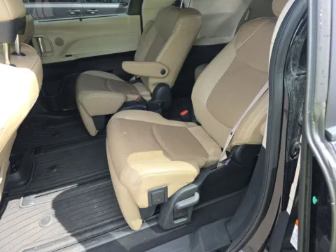 More photos of 2022 Toyota Sienna Limited at Clement Supercenter, MO