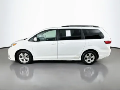 More photos of 2020 Toyota Sienna LE at Clement Supercenter, MO