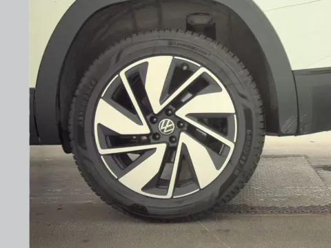 More photos of 2024 Volkswagen Atlas 2.0T SE w/Technology at Clement Supercenter, MO