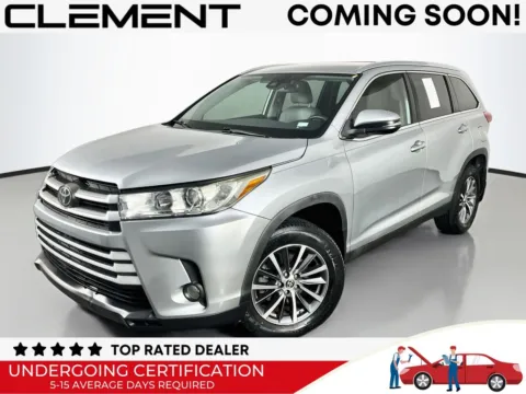 Silver 2019 Toyota Highlander XLE for sale in St. Charles, MO