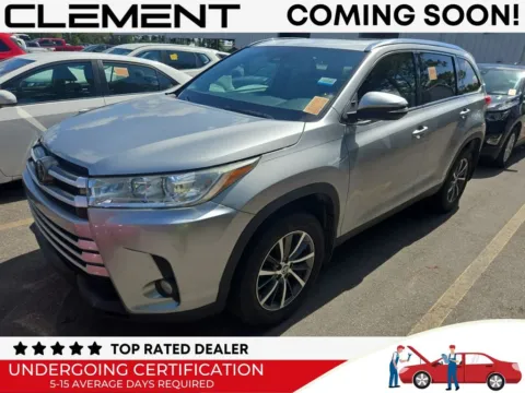 Silver 2019 Toyota Highlander XLE for sale in St. Charles, MO