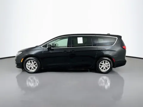 More photos of 2023 Chrysler Pacifica Touring L at Clement Supercenter, MO