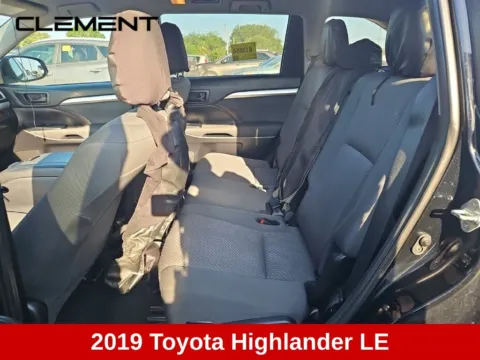 More photos of 2019 Toyota Highlander LE at Clement Supercenter, MO