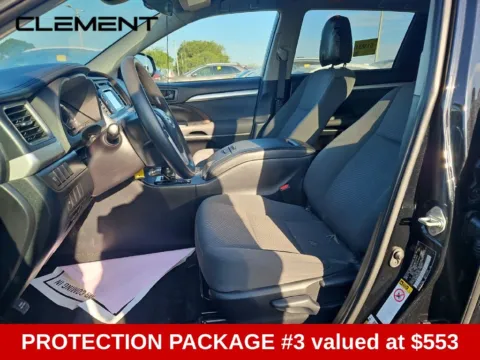 More photos of 2019 Toyota Highlander LE at Clement Supercenter, MO