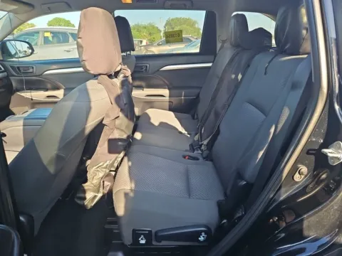 More photos of 2019 Toyota Highlander LE at Clement Supercenter, MO