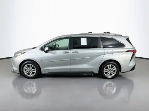 More photos of 2021 Toyota Sienna Limited at Clement Supercenter, MO