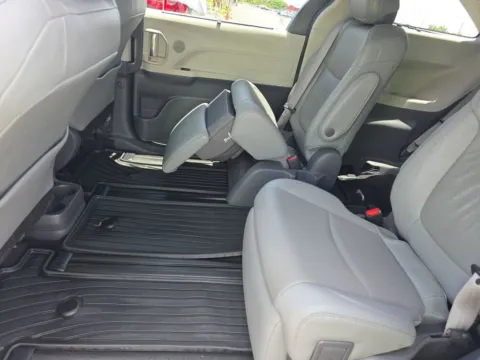 More photos of 2021 Toyota Sienna Limited at Clement Supercenter, MO