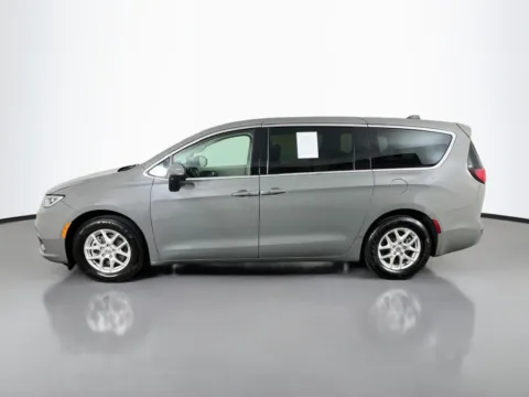 More photos of 2023 Chrysler Pacifica Touring L at Clement Supercenter, MO