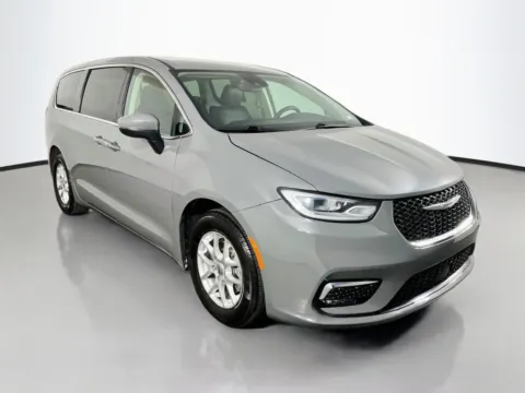 More photos of 2023 Chrysler Pacifica Touring L at Clement Supercenter, MO
