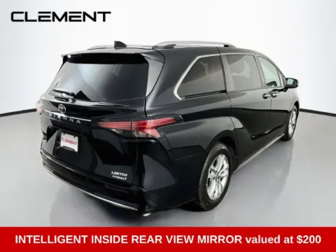 More photos of 2022 Toyota Sienna Limited at Clement Supercenter, MO