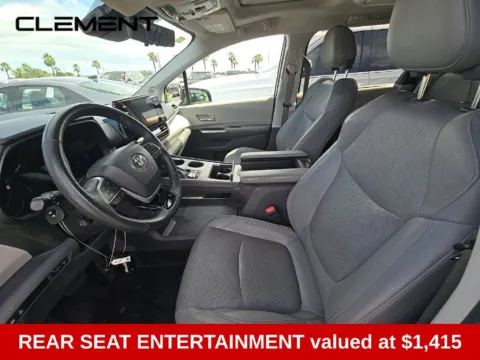More photos of 2022 Toyota Sienna Limited at Clement Supercenter, MO