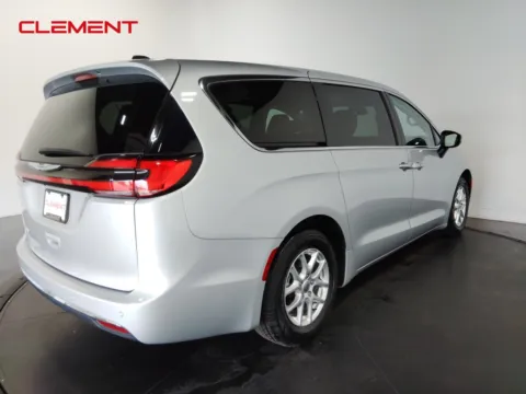 More photos of 2023 Chrysler Pacifica Touring L at Clement Supercenter, MO