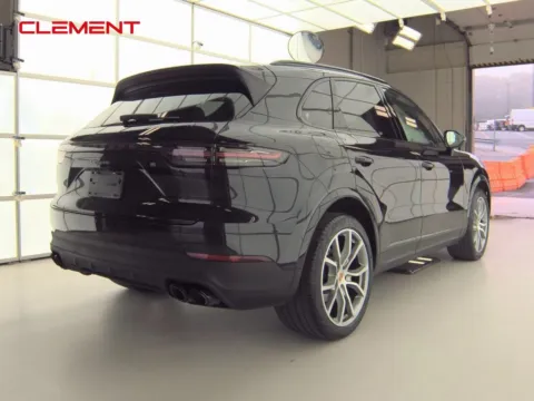 More photos of 2022 Porsche Cayenne at Clement Supercenter, MO