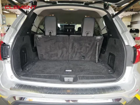 More photos of 2020 Nissan Pathfinder SL at Clement Supercenter, MO