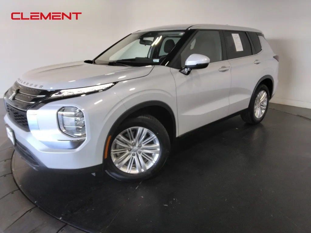 White 2023 Mitsubishi Outlander ES for sale in St. Charles, MO