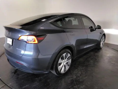 More photos of 2022 Tesla Model Y Long Range at Clement Supercenter, MO