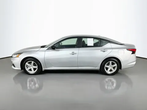 More photos of 2022 Nissan Altima 2.5 SR at Clement Pre-Owned Florissant, MO