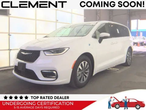 White 2023 Chrysler Pacifica Hybrid Touring L for sale in Florissant, MO