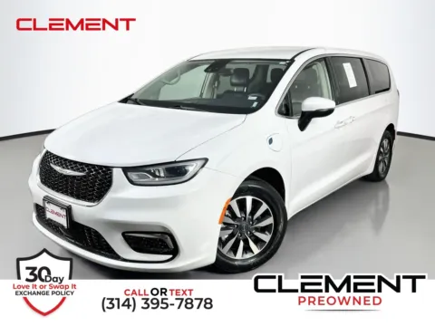 White 2023 Chrysler Pacifica Hybrid Touring L for sale in Florissant, MO