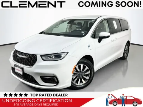 White 2023 Chrysler Pacifica Hybrid Touring L for sale in Florissant, MO
