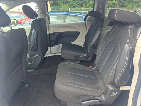More photos of 2022 Chrysler Voyager LX at Clement Pre-Owned Florissant, MO