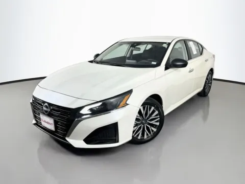 White 2025 Nissan Altima 2.5 SV for sale in Florissant, MO