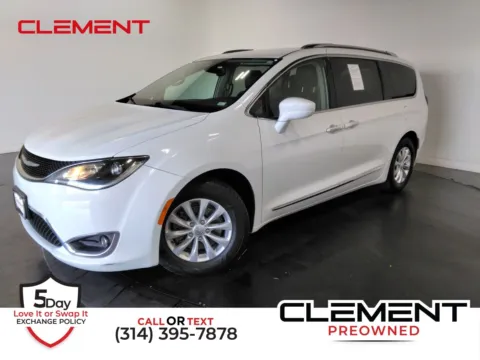 White 2018 Chrysler Pacifica Touring L for sale in Florissant, MO