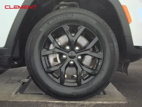 More photos of 2024 Jeep Grand Cherokee L Altitude at Clement Pre-Owned, MO