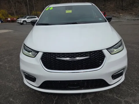 More photos of 2026 Chrysler Pacifica Select at Outten Chrysler Dodge Jeep Ram of Tamaqua, PA