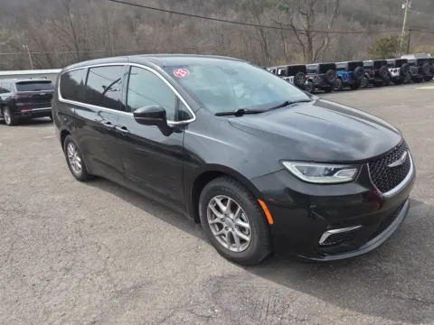 Black 2023 Chrysler Pacifica Touring L for sale in Tamaqua, PA