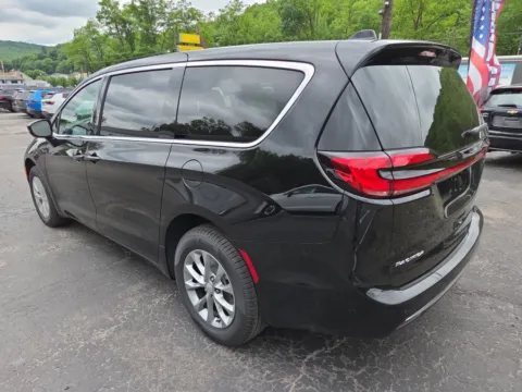 More photos of 2027 Chrysler Pacifica Select at Outten Chrysler Dodge Jeep Ram of Tamaqua, PA