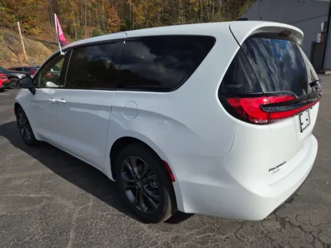 More photos of 2026 Chrysler Pacifica 100th Anniv. Select at Outten Chrysler Dodge Jeep Ram of Tamaqua, PA