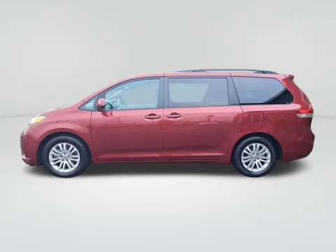 Photos of 2014 Toyota Sienna L for sale in Auburn, WA at Auburn CDJR