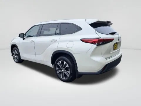 Another view of 2021 Toyota Highlander XLE for sale in Auburn, WA at Auburn CDJR