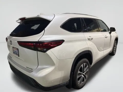 Photos of 2021 Toyota Highlander XLE for sale in Auburn, WA at Auburn CDJR