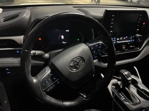 Another view of 2021 Toyota Highlander XLE for sale in Auburn, WA at Auburn CDJR