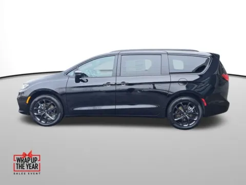 Photos of 2026 Chrysler Pacifica Limited for sale in Auburn, WA at Auburn CDJR