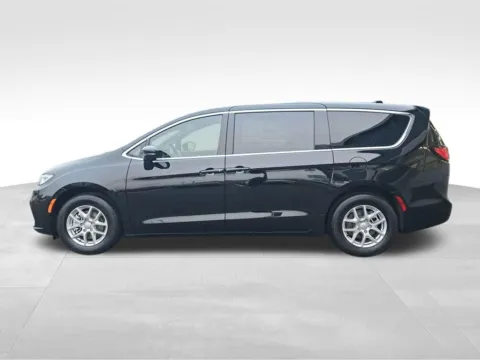 Photos of 2026 Chrysler Pacifica Select for sale in Auburn, WA at Bud Clary Auburn CDJR