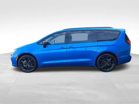 Photos of 2026 Chrysler Pacifica Select for sale in Auburn, WA at Bud Clary Auburn CDJR